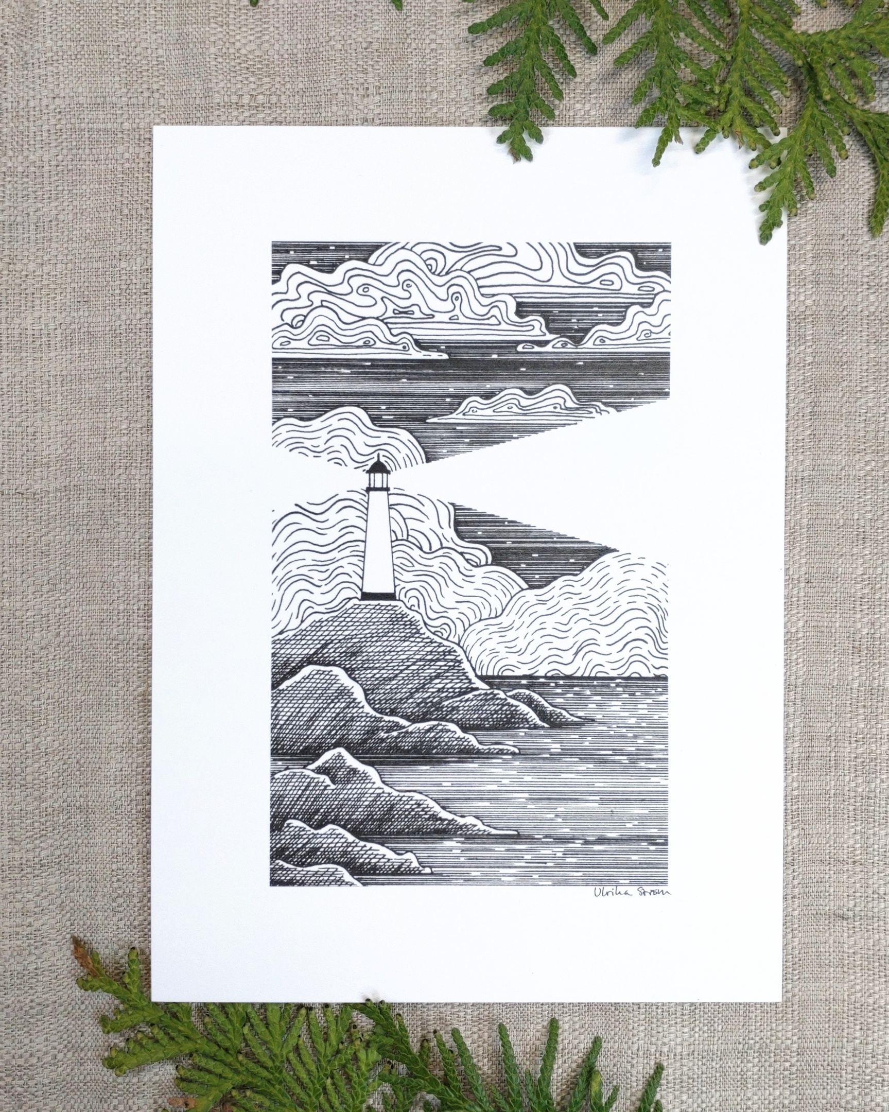 Svartvit stilren tuschteckning av en fyr på klippor med moln i bakgrunden.